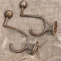 patinerede-metalknager-gamle-knager-med-kugle-toejknager